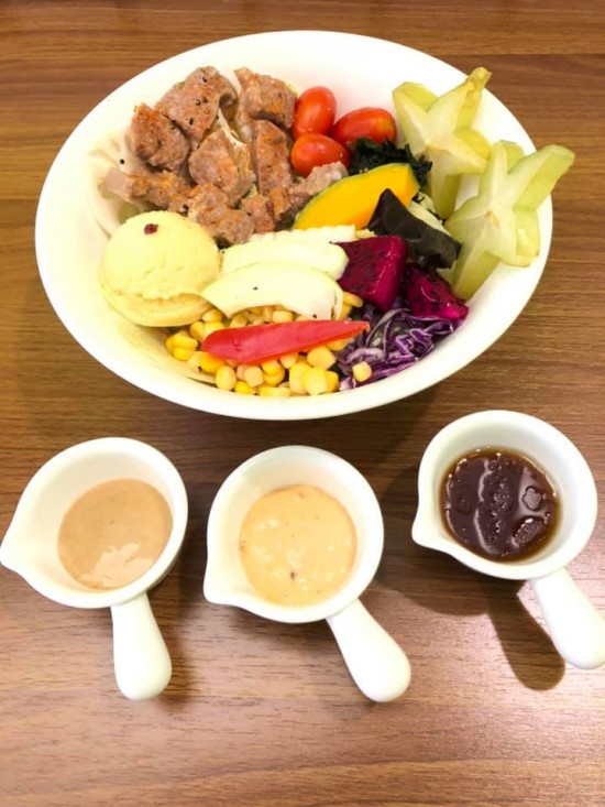 玫瑰鹽牛小排沙拉,卡路里300kcal