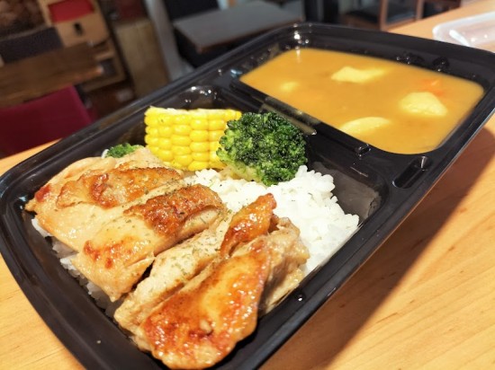 無骨雞腿肉咖哩飯